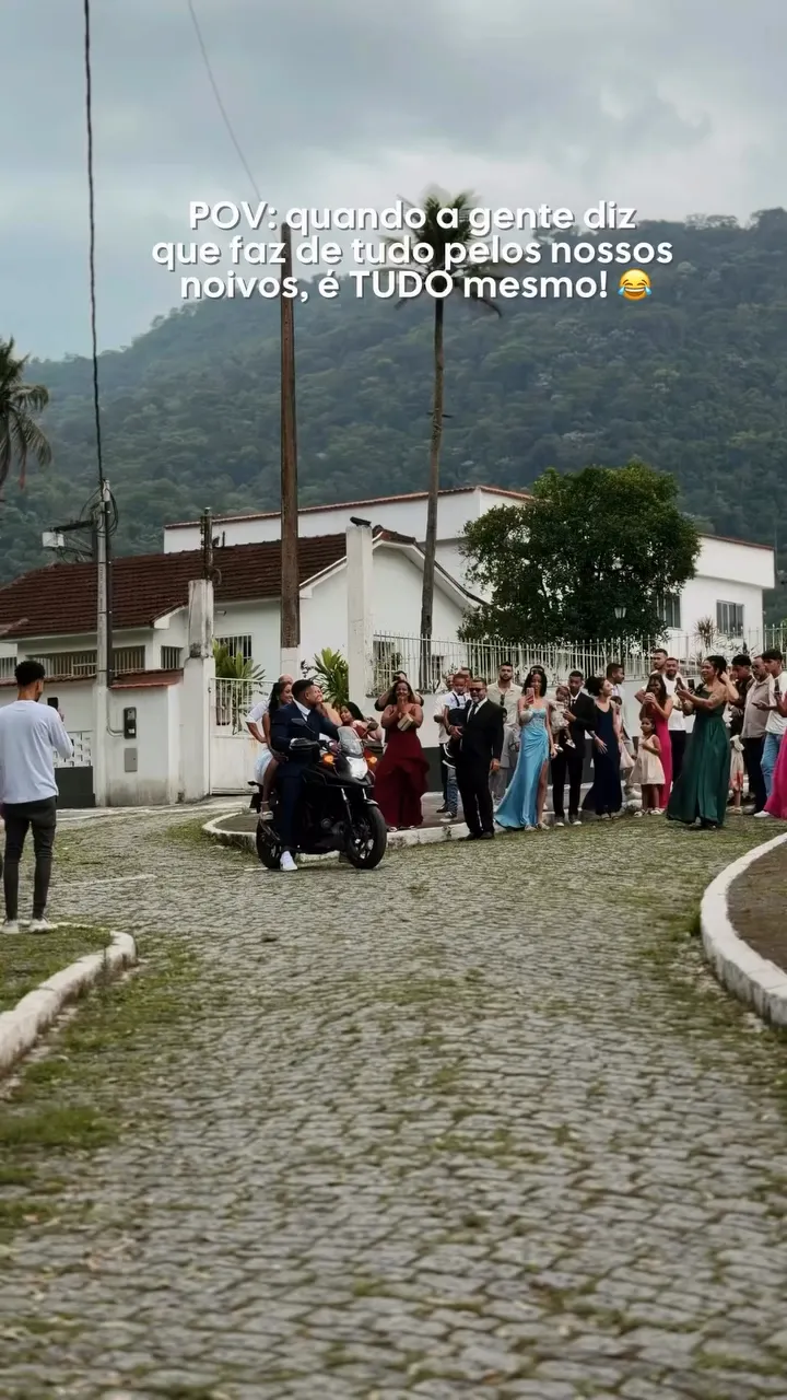 Reel de casamento com noiva na garupa de uma moto